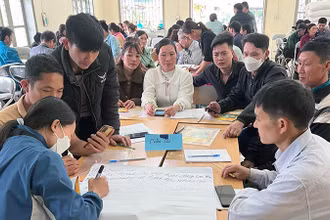 Hội Liên hiệp Phụ nữ huyện Pác Nặm, tỉnh Bắc Kạn tập huấn hướng dẫn thành lập và vận hành Tổ truyền thông cộng đồng. (Ảnh: THANH LOAN)
