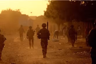 Binh sĩ Pháp tham gia chiến dịch Barkhane tuần tra trên đường phố tại Gao (Mali), ngày 4/12/2021. (Ảnh: AFP/TTXVN)