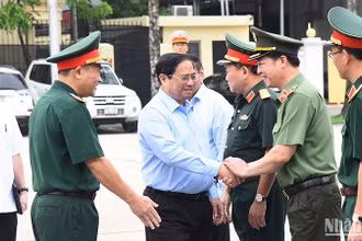 Thủ tướng Phạm Minh Chính với các đồng chí trong Ban Quản lý Lăng Chủ tịch Hồ Chí Minh.