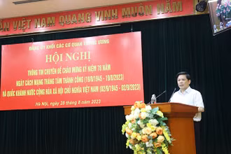 Đồng chí Nguyễn Văn Thể, Ủy viên Trung ương Đảng, Bí thư Đảng ủy Khối phát biểu tại hội nghị.