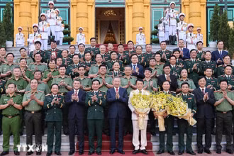 Tổng Bí thư, Chủ tịch nước Tô Lâm, Bí thư Quân ủy Trung ương với các đồng chí lãnh đạo Bộ Quốc phòng và Bộ Công an tại Lễ trao quyết định thăng cấp bậc hàm, quân hàm Đại tướng, Thượng tướng (Ảnh: LÂM KHÁNH/TTXVN)