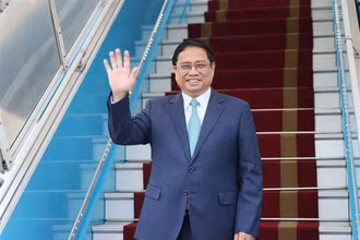 Thủ tướng Phạm Minh Chính lên đường tham dự Hội nghị Cấp cao ASEAN lần thứ 43 tại Jakarta (Indonesia). (Ảnh: Dương Giang/TTXVN)