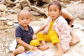 Các em học sinh mầm non Trường Tà Cạ, điểm bản Bình Sơn 1 chưa thể đến trường.