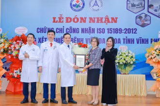 Ban Giám đốc bệnh viện nhận Quyết định công nhận phòng xét nghiệm phù hợp tiêu chuẩn ISO 15189: 2012.