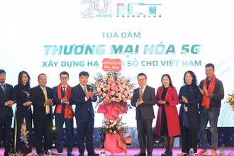 Đồng chí Lê Quốc Minh thay mặt Hội Nhà báo Việt Nam tặng hoa chúc mừng Câu lạc bộ Nhà báo công nghệ thông tin Việt Nam.