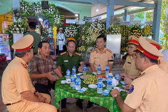 Đoàn công tác Cục Cảnh sát giao thông đến viếng, thăm hỏi gia đình cán bộ công an hy sinh trong khi làm nhiệm vụ.