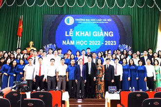 Lãnh đạo Trường đại học Luật Hà Nội và Phân hiệu Trường đại học Luật Hà Nội tại tỉnh Đắk Lắk cùng các đại biểu, giảng viên, sinh viên của Phân hiệu tại lễ khai giảng.