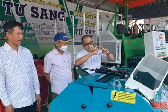 Khách tham quan máy móc phục vụ cơ giới hóa trong sản xuất lúa. (Ảnh: THANH TÂM)