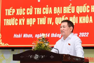 Đồng chí Hồ Đức Phớc báo cáo tại hội nghị tiếp xúc cử tri thị xã Hoài Nhơn, tỉnh Bình Định trước Kỳ họp thứ 4 Quốc hội khóa XV.