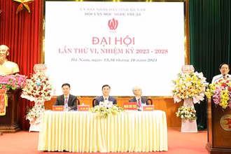 Đoàn Chủ tịch đại hội.