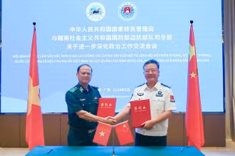 Trung tướng Nguyễn Anh Tuấn cùng đồng chí Lý Tuấn Kiệt trao Biên bản Hội đàm.