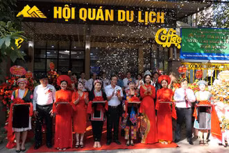 Lãnh đạo tỉnh Hà Giang cắt băng khai trương Hội quán Du lịch Hà Giang.