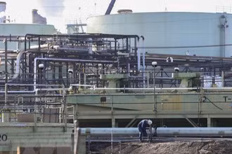 Một cơ sở khai thác dầu của tập đoàn Chevron tại El Segundo, California, Mỹ. (Ảnh: AFP/TTXVN)