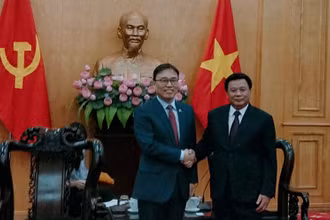 Đồng chí Nguyễn Xuân Thắng trong buổi tiếp Đại sứ Hàn Quốc tại Việt Nam, ông Choi Young Sam. 
