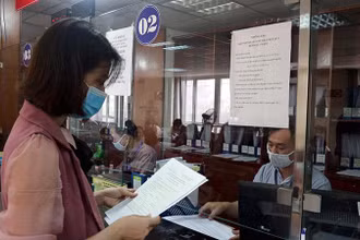 Doanh nghiệp làm thủ tục đăng ký kinh doanh tại Bộ phận một cửa Sở Kế hoạch và Đầu tư Hà Nội. (Ảnh: Mạnh Khánh)