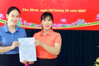 Lễ kết nạp đảng viên mới ở Chi bộ Trường tiểu học Tân Dĩnh.