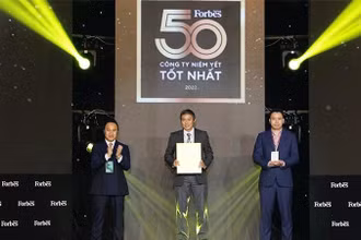 Đại diện PVFCCo nhận chứng nhận “Top 50 công ty niêm yết tốt nhất” năm 2022.