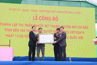 Lãnh đạo tỉnh Bến Tre trao quyết định thành lập thị trấn Phước Mỹ Trung (huyện Mỏ Cày Bắc).