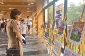 Không gian triển lãm trưng bày các tác phẩm ấn tượng.
