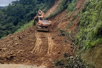 Sạt lở Quốc lộ 4H gây chia cắt giao thông xã Mù Cả với trung tâm huyện Mường Tè, tỉnh Lai Châu, cắt đứt lưu thông giữa huyện Mường Tè và huyện Mường Nhé , tỉnh Điện Biên. (Ảnh: TTXVN phát)