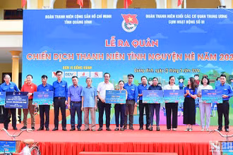 Đại diện lãnh đạo các đơn vị thuộc Cụm hoạt động số III - Đoàn khối Các cơ quan Trung ương và các nhà tài trợ trao biển tượng trưng hỗ trợ các hoạt động an sinh xã hội vì cuộc sống cộng đồng tại xã Quảng Tiến.