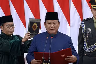 Ông Prabowo Subianto tuyên thệ tại lễ nhậm chức.