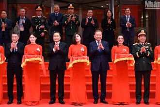 Tổng Bí thư Tô Lâm, Chủ tịch Quốc hội Trần Thanh Mẫn cùng các đồng chí lãnh đạo Đảng, Nhà nước thực hiện nghi thức khánh thành Viện Bảo vệ, chăm sóc sức khỏe cán bộ Trung ương.