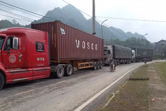 Xe container đỗ dưới lòng đường trong khu vực cửa khẩu Sóc Giang, huyện Hà Quảng, tỉnh Cao Bằng. 