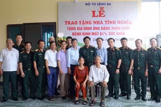 Gia đình ông Đặng Xuân Chất, xã Cộng Hòa, huyện Nam Sách trong ngày vui khánh thành ngôi nhà tình nghĩa.