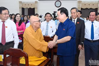 Chủ tịch Quốc hội Vương Đình Huệ với các đại biểu dự kỳ họp.