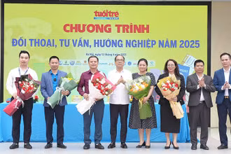 Nhà báo Nguyễn Mạnh Hưng, Tổng Biên tập báo Tuổi trẻ Thủ đô tặng hoa các diễn giả, chuyên gia tham gia chương trình.