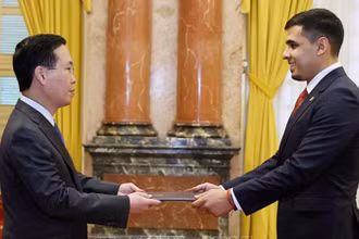 Chủ tịch nước Võ Văn Thưởng tiếp nhận Quốc thư của Đại sứ Venezuela Juan Carlos Fernandes Juarez. (Ảnh: TTXVN)