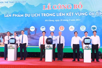 Lãnh đạo Bộ Văn hóa-Thể thao và Du lịch và các tỉnh thực hiện nghi thức công bố sản phẩm liên kết du lịch 6 tỉnh Việt Bắc.