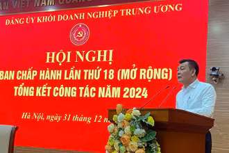Đồng chí Nguyễn Đức Phong, Phó Bí thư Thường trực Đảng ủy Khối phát biểu điều hành hội nghị.