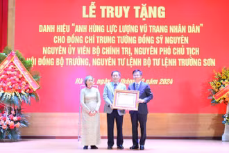 Thừa ủy quyền của Chủ tịch nước, Phó Thủ tướng Lê Thành Long trao danh hiệu “Anh hùng Lực lượng vũ trang nhân dân” tặng Trung tướng Đồng Sỹ Nguyên cho thân nhân gia đình đồng chí. 