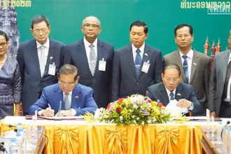 Bộ trưởng Công an Lào và và Bộ trưởng Nội vụ Campuchia ký kết hợp tác năm 2023. (Ảnh: Trịnh Dũng)