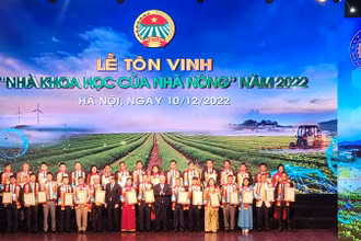 Các đồng chí Đỗ Văn Chiến, Lương Quốc Đoàn (lần lượt thứ 8 và 11 từ phải sang) trao danh hiệu “Nhà khoa học của nhà nông” năm 2022 tặng các cá nhân tiêu biểu, xuất sắc.