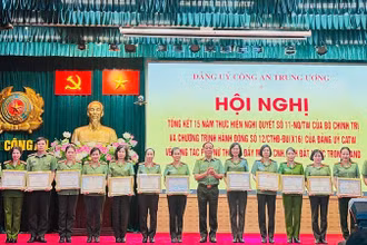 Thứ trưởng Công an Trần Quốc Tỏ trao bằng khen cho các đơn vị có thành tích xuất sắc trong công tác phụ nữ thời kỳ đẩy mạnh công nghiệp hóa, hiện đại hóa đất nước.