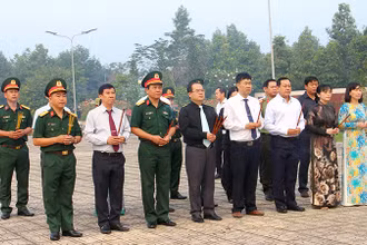 Đoàn lãnh đạo tỉnh Đồng Nai dâng hương tại Đền thờ liệt sĩ huyện Nhơn Trạch.