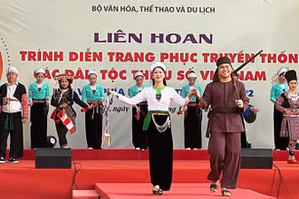 Trình diễn trang phục truyền thống trong Lễ khai mạc Liên hoan.