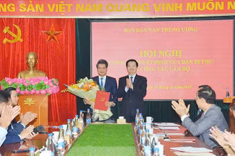 Đồng chí Mai Văn Chính trao Quyết định, tặng hoa chúc mừng đồng chí Nguyễn Quang Đức.