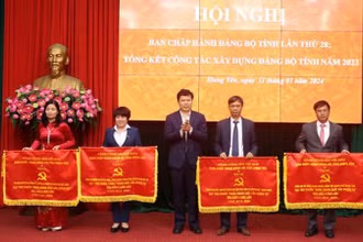 Lãnh đạo tỉnh Hưng Yên tặng Cờ thi đua của Ban Thường vụ Tỉnh ủy Hưng Yên cho các chi, đảng bộ có thành tích xuất sắc trong công tác xây dựng Đảng năm 2023.