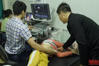 Bác sĩ khám sàng lọc bệnh tim cho trẻ em Điện Biên.