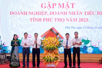 Bí thư Tỉnh ủy Phú Thọ Bùi Minh Châu tặng hoa chúc mừng đội ngũ doanh nghiệp, doanh nhân trên địa bàn tỉnh.