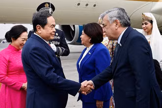 Lễ đón Chủ tịch Quốc hội Trần Thanh Mẫn và Phu nhân tại Sân bay quốc tế Islam Karimov Tashkent. (Ảnh: Doãn Tấn/TTXVN)