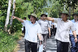 Bí thư Tỉnh ủy Cà Mau Nguyễn Tiến Hải (bìa phải, hàng thứ nhất) khảo sát vị trí xây dựng Đền thờ Bác Hồ tại Bến Vàm Lũng.