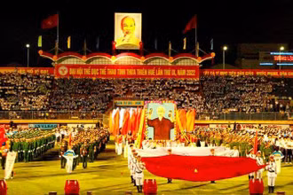 Nghi thức lễ diễu hành trang trọng qua khán đài.