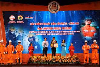 Chủ tịch UBND Thành phố Hồ Chí Minh Phan Văn Mãi trao bằng khen của UBND thành phố tặng các cá nhân đạt Giải thưởng Tôn Đức Thắng.
