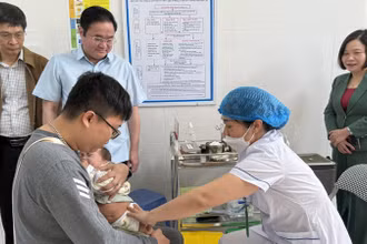 Tiêm vaccine phòng bệnh sởi cho trẻ em tại Trạm Y tế phường Phúc Lợi (quận Long Biên, Hà Nội).
