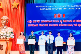 Ban tổ chức trao giải cho các tác giả có tác phẩm đoạt giải.